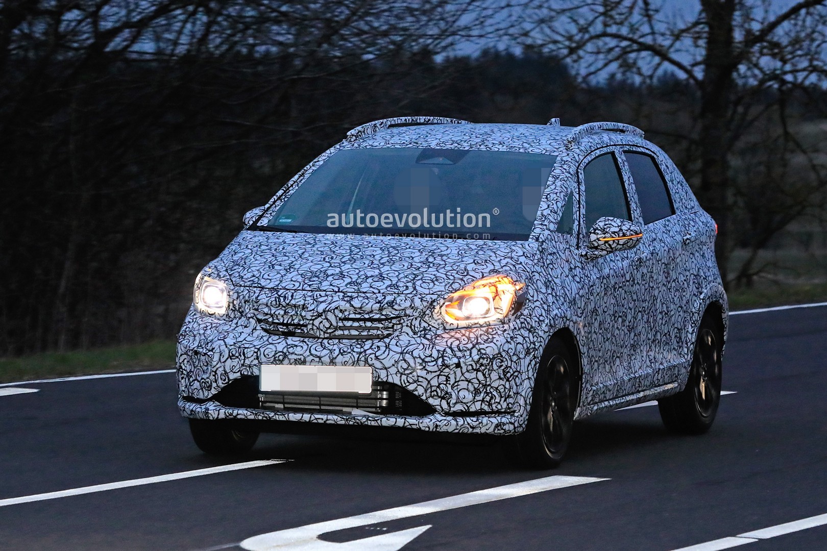 all-new-honda-jazz-fit-makes-spyshots-debut-in-europe-has-crossover-hints_1.jpg