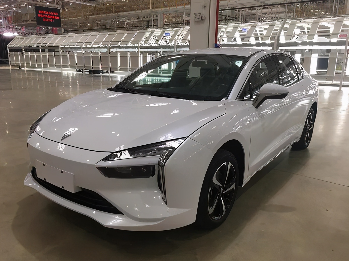 江铃雷诺合资后的新工厂新车型投产，首款车型定名“羿”